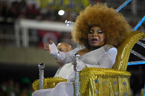 Laulaja Elza Soares oli vielä 2020 mukana Rio de Janeiron sambakarnevaalikulkueessa. 