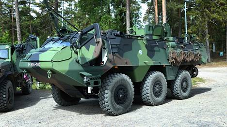 Kuvassa on ensimmäinen Patrian Puolustusvoimille toimittama 6x6-vaunu.
