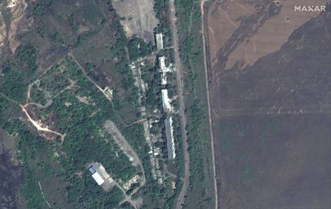 Satelliittikuva kerrostaloista ja pelloista ennen taisteluita Bahmutin itäpuolella 1. elokuuta 2022.