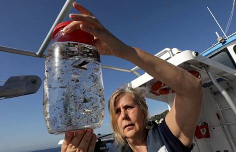 Biologi Maria-Luiza Pedrotti tutki merestä otettua muovinäytettä tutkimuslauksella lähellä Ranskan Rivieraa lokakuussa 2018.