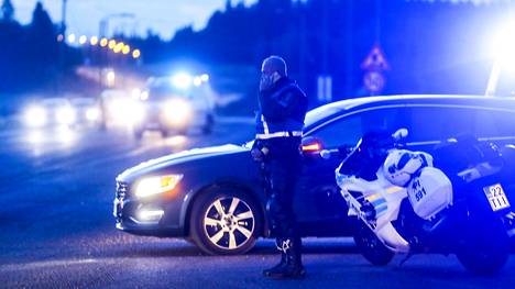 Poliiseja tiellä E12 Hämeenkyrössä sunnuntai-iltana. Poliisi otti kaksi henkilöä kiinni Tampereen seudulla.