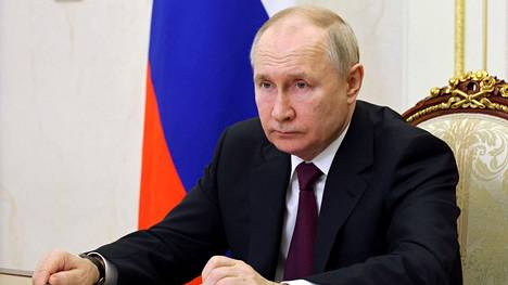 Venäjän presidentti Vladimir Putinin mukaan länsi ”ylittää kaikki punaiset viivat” toimittamalla aseita Ukrainaan. Putin kuvattiin Kremlissä toukokuun puolessa välissä.