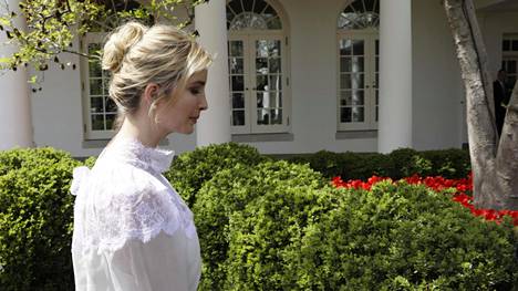 Ivanka Trump käveli Valkoisen talon ruusutarhan poikki osallistuttuaan Donald Trumpin ja Jordanian kuninkaan Abdullahin lehdistötilaisuuteen viime viikon keskiviikkona.