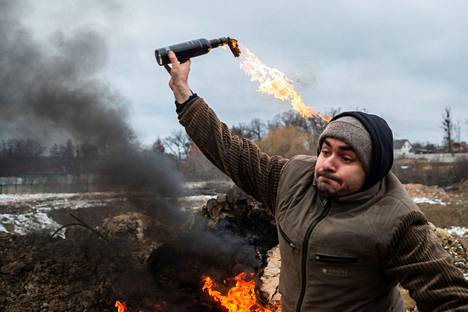 Ukrainalaiset harjoittelivat polttopullojen heittämistä Žytomyrin kaupungissa Pohjois-Ukrainassa tiistaina.