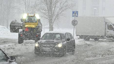 Liikennettä lumisateessa Espoon keskuksessa 3. huhtikuuta. 