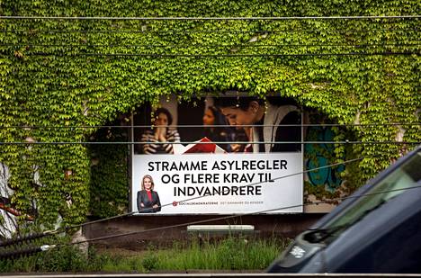 Tanskan sosiaalidemokraatit reagoivat oikeistopopulistien kannatusnousuun omimalla heidän maahanmuuttopolitiikkansa. Vuoden 2015 vaalimainoksessa sosiaalidemokraatit lupasivat tiukkoja turvapaikkasääntöjä ja ”lisää vaatimuksia maahanmuuttajille”.