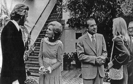 Tähtisadetta: tunnettu Villin Lännen ja poliisifilmien tähti Clint Eastwood (vas.) puolisoineen tervehtii presidentti ja rouva Nixonia San Clementessä Kaliforniassa.