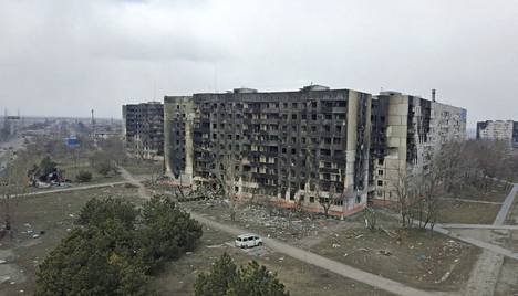 Tuhoutuneita kerrostaloja Mariupolissa perjantaina.