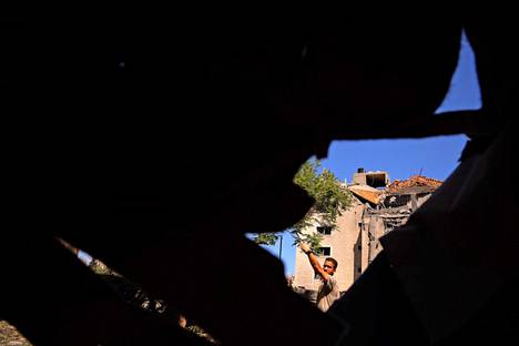 Palestiinalaismies tarkasteli tiistaina Gazassa Israelin iskussa tuhoutuneen kotinsa raunioita.