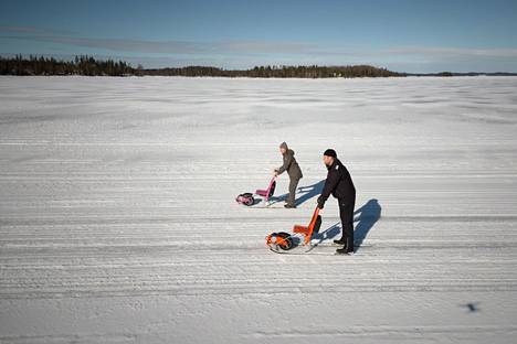 Jouni Harju (edessä) ja Emma Engström huristelevat sähköpotkukelkoillaan Tuohisaaren jäätiellä Saimaan Pihlajavedellä.