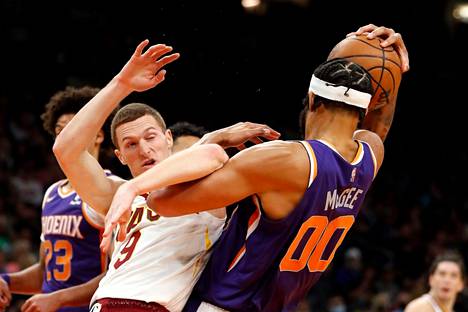 Cleveland Cavaliersin Dylan Windler (vas.) taisteli pallosta Phoenix Sunsin JaVale McGeen kanssa lauantaina Phoenixissa.