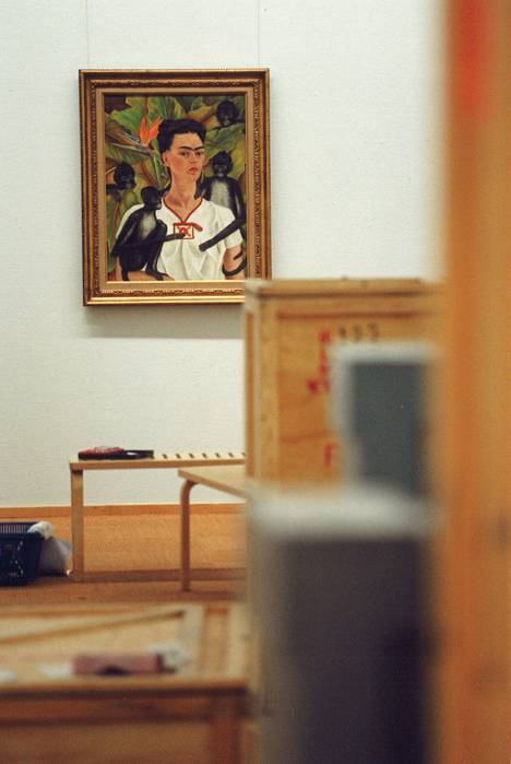 Frida Kahlon näyttelyä ripustettiin Meilahdessa vuonna 1997.