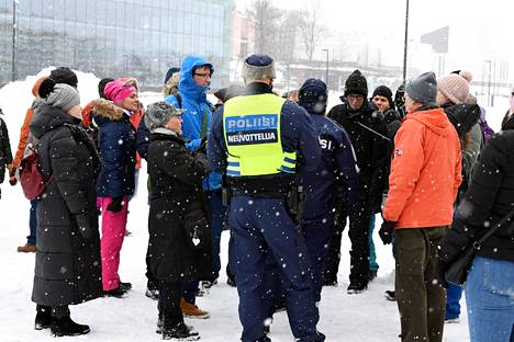 Poliisi keskusteli mielenosoittajien kanssa Kansalaistorilla Helsingissä lauantaina.