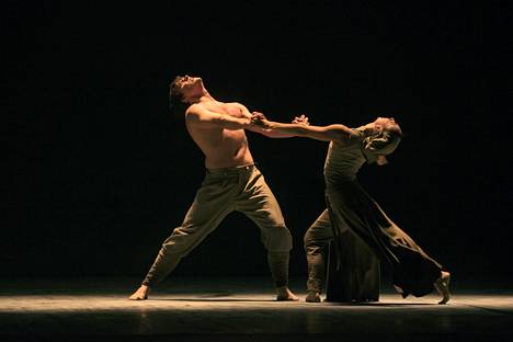 Tuukka Piitulainen ja Edita Raušerová tanssivat Akram Khanin sodanvastaisessa Dust-teoksessa.