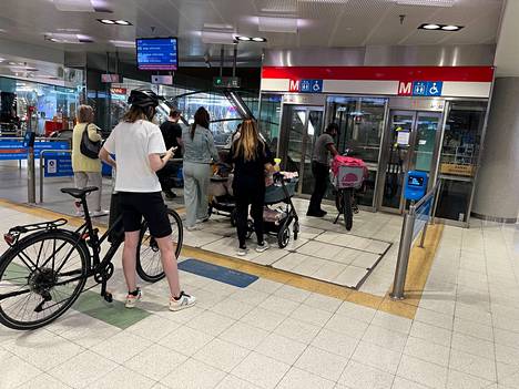 Cyclists and those traveling with baby carriages queued for the elevator around 7pm on Tuesday.  The worst traffic jam eased by evening.