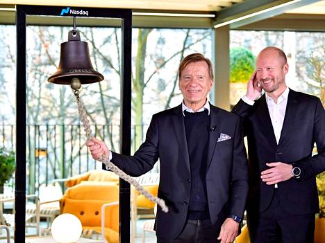 Volvo Carsin toimitusjohtaja Håkan Samuelsson (vasemmalla) soitti perjantaina kelloa, kun yhtiö palasi Tukholman pörssiin. Oikealla yhtiön talousjohtaja Björn Annwall.