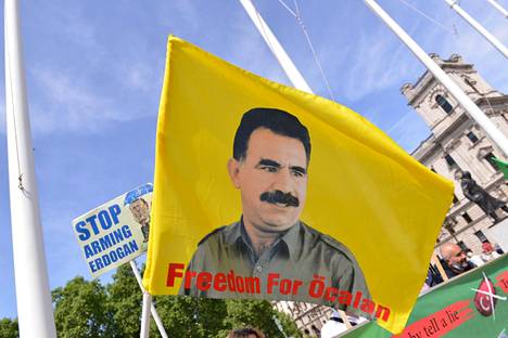 Abdullah Öcalanin kuvalla varustettu lippu liehui mielenosoituksessa Lontoossa toukokuussa.