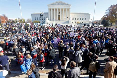 Korkeimman oikeuden rakennuksen edustalle Washingtonissa oli keskiviikkona kerääntynyt väkeä.