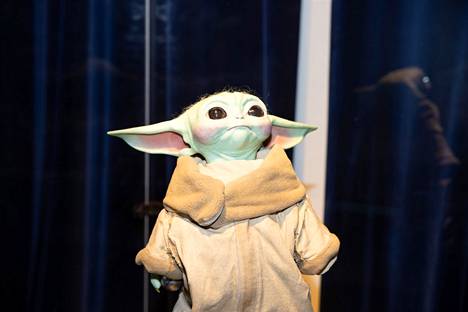 Näyttelyn lelukokoelma on vuosilta 1977–1999, mutta muussa esineistössä on myös 2000-luvun tuulahduksia. Yodaa muistuttava Grogu-niminen hahmo esiintyy Disneyn vuonna 2019 alkaneessa The Mandalorian -sarjassa. 