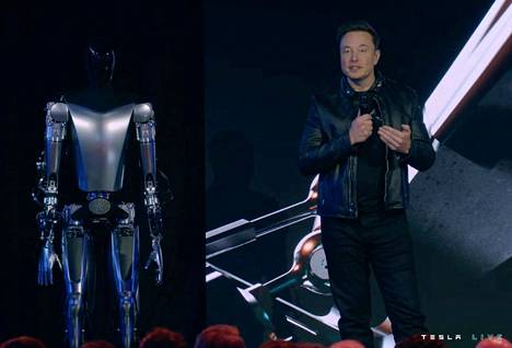 Teslan toimitusjohtaja Elon Musk esitteli Optimuksen kehittyneempää mallia tiedotustilaisuudessa. 