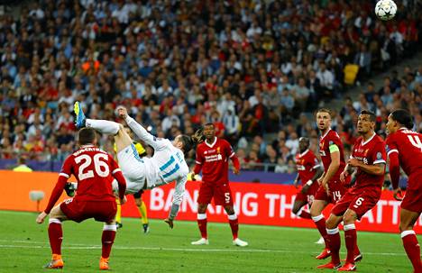Gareth Bale teki Real Madridin toisen maalin saksipotkulla.