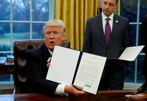 Donald Trump allekirjoitti maanantaina määräyksen vetäytyä TTP-vapaakauppasopimuksesta.