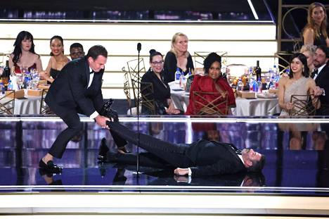 Näyttelijä Will Arnett kiskoi tv-tähti Jimmy Kimmeliä jalasta Emmy-palkintogaalassa viime maanantaina.