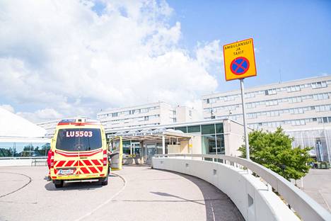 Ambulanssi Jorvin edustalla kesällä 2018.