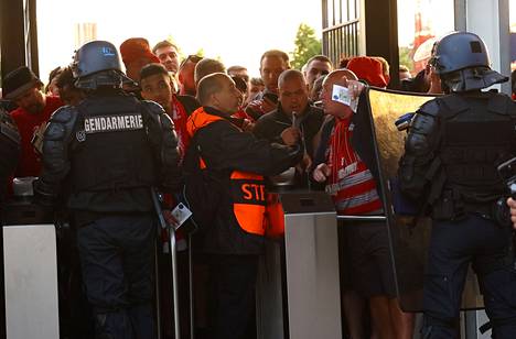 Polisit valvoivat Mestarien liigan finaaliin tulevia katsojia Stade de France -stadionilla 28. toukokuuta.