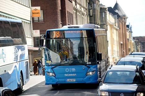 Linja-auto Fredrikinkadulla kesäkuussa 2017. Kuvan bussi ei liity onnettomuuteen.
