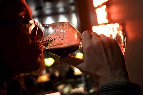 Asiakas nauttii olutta baarissa Helsingissä 28. lokakuuta 2021.