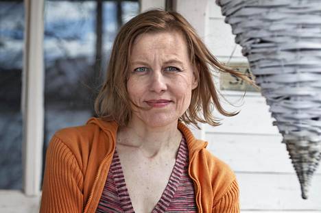 Anja Erämajan romaani ei sorru haudanvakavuuteen, vaikka elämä vyöryy päälle.