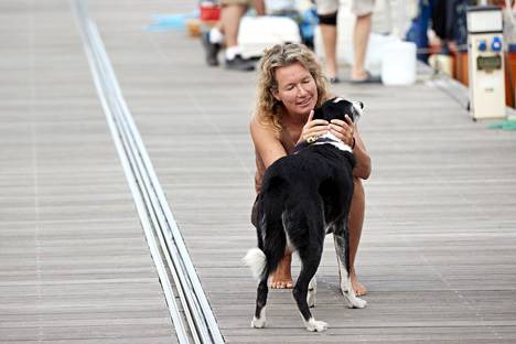 Kirsten Neuschäfer hyvästeli lähtöpäivän aamuna ystävänsä Tucker-koiraa.
