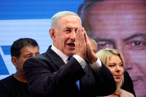 Israelin entinen pääministeri Benjamin Netanjahu tervehti kannattajiaan vaalitilaisuudessa Or Yehudassa sunnuntaina.