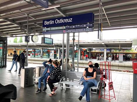 Matkustajat käyttivät kasvomaskeja Berliinin Ostkreuz-asemalla 27. heinäkuuta.
