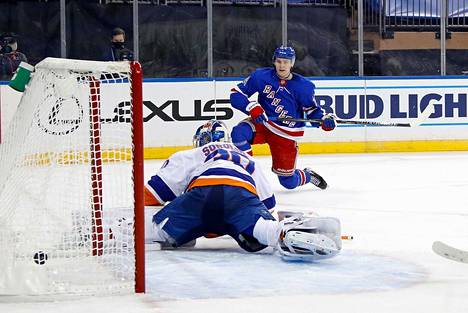 New York Rangersin Kaapo Kakko teki kauden avausmaalinsa yön ottelussa New York Islandersia vastaan.