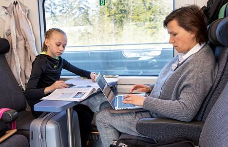 Janna Jyrkinen ja valmentaja Marina Shirshova matkaamassa junalla Helsinkiin harjoituksiin maaliskuussa 2020, kun Lappeenrannassa ei ollut luistelujäätä. Junamatka kului koulutehtävien parissa.