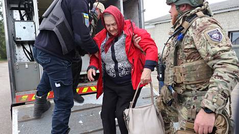 Vovtšanskin rajakaupungin asukkaita evakuoitiin Venäjän hyökkäyksen alta Harkovan alueella Koillis-Ukrainassa perjantaina.