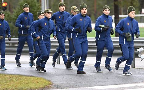 Varusmiehiä lenkillä Säkylän varuskunnassa marraskuussa 2021. THL:n tutkimuksen mukaan joka kolmas varusmies ei harrasta ollenkaan säännöllistä liikuntaa.