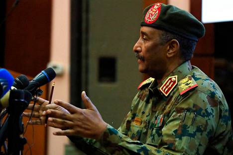 Sudanin armeijan komentaja, kenralai Abdel Fattah al-Burhan puhui tiedotustilaisuudessa vallankaappauksen jälkeen lokakuussa.