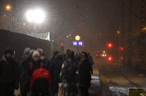 Matkustajat odottivat junaa laiturilla Helsingin Rautatieasemalla perjantaina.