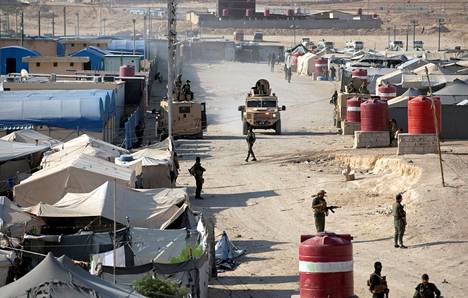 Kurdien turvallisuusjoukot partioivat al-Holissa elokuussa 2022. Al-Holin leirillä on yhä noin 60 000 asukasta.