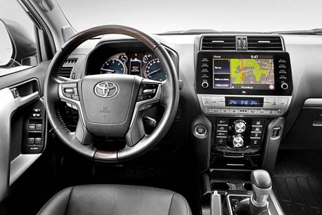 Toyotan ohjaamossa kaikki toiminnot ovat nappien takana. Maastoautossa manuaalinen käsijarru kuuluu asiaan.