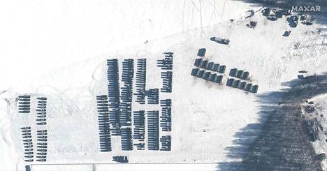 Satelliittikuvassa näkyy venäläistä kalustoa Jelskissä eteläisellä Valko-Venäjällä.