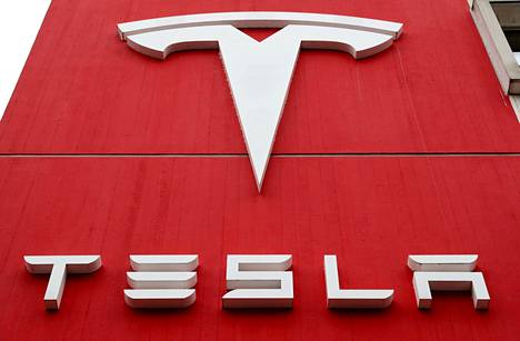 Tesla joutuu keskeyttämään Model 3-mallinsa tuotannon toistaiseksi. Uutistoimisto Reutersin mukaan tiedossa ei ole, kuinka pahasti autojen tuotantoseisakki vaikuttaa yhtiön liikevaihtoon sekä tuotettavien autojen määrään.