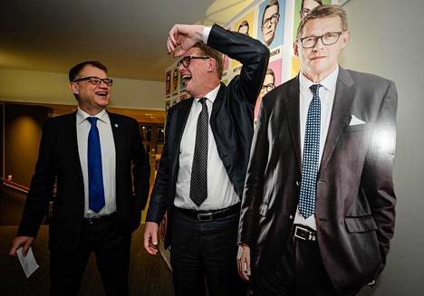Pääministeri Juha Sipilä ja keskustan presidenttiehdokas Matti Vanhanen keskustelivat hyväntuulisina vaalivalvojaisissa puoluetoimistolla.