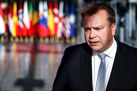 Suomen puolesta aiejulistuksen allekirjoitti puolustusministeri Antti Kaikkonen (kesk). Kuvassa Kaikkonen Naton kokouksessa Brysselissä lokakuussa.