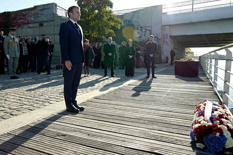 Ranskan presidentti Emmanuel Macron laski seppeleen Bezons-sillan lähistölle Pariisin ulkopuolella lauantaina.