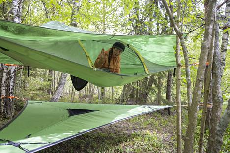 Sara Söderlundin metsäkylässä voi majoittautua tentsile-puumajoituksessa, laavulla, teltassa ja riippumatossa. Luonnon äänet ja tuoksut yltävät kaikkialle.