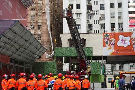 Palomiehiä pelastustehtävässä World Trade Center -rakennuksella Hongkongissa keskiviikkona.